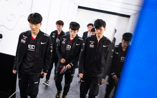 通过边路传 通过边路传